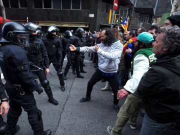 Miembros de los Mossos d´Esquadra impiden el paso de manifestantes en las inmediaciones de la Delegación del Gobierno en Barcelona