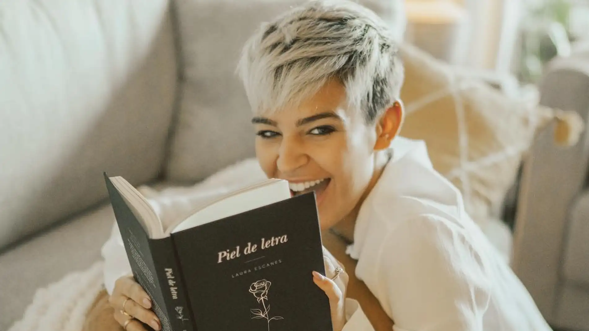 Laura Escanes con su nuevo libro