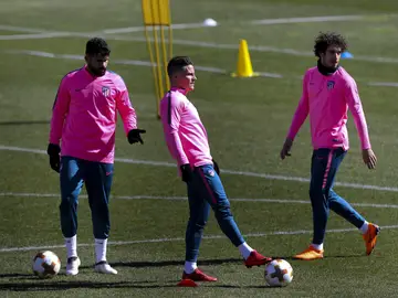 Costa, Gameiro y Vrsalkjo, durante un entrenamiento con el Atlético Costa, Gameiro y Vrsalkjo, durante un entrenamiento con el Atlético