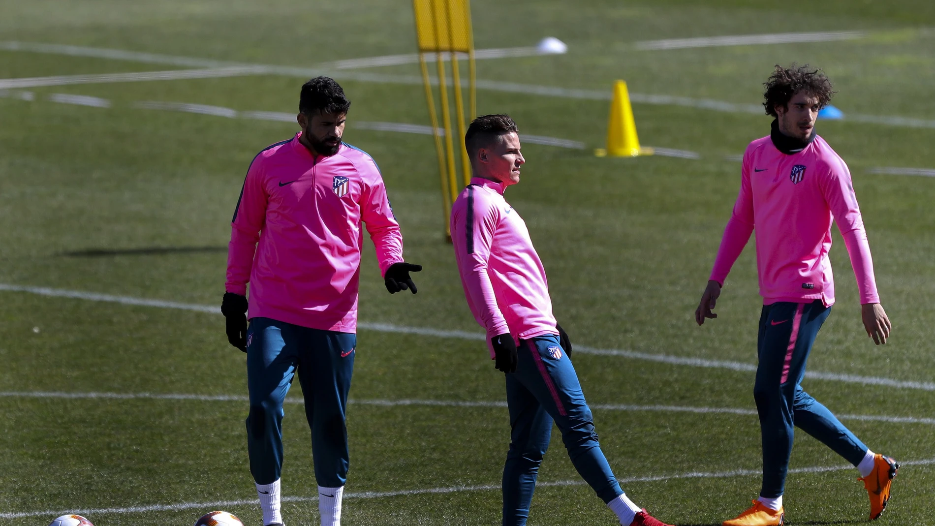 Costa, Gameiro y Vrsalkjo, durante un entrenamiento con el Atlético Costa, Gameiro y Vrsalkjo, durante un entrenamiento con el Atlético