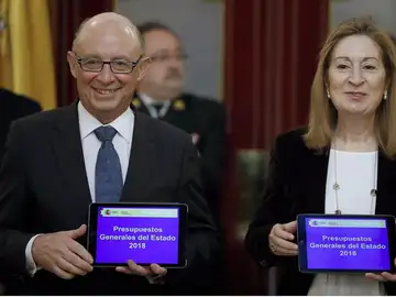 El ministro de Hacienda, Cristóbal Montoro, ha entregado a Ana Pastor los Presupuestos El ministro de Hacienda, Cristóbal Montoro, ha entregado a Ana Pastor los Presupuestos