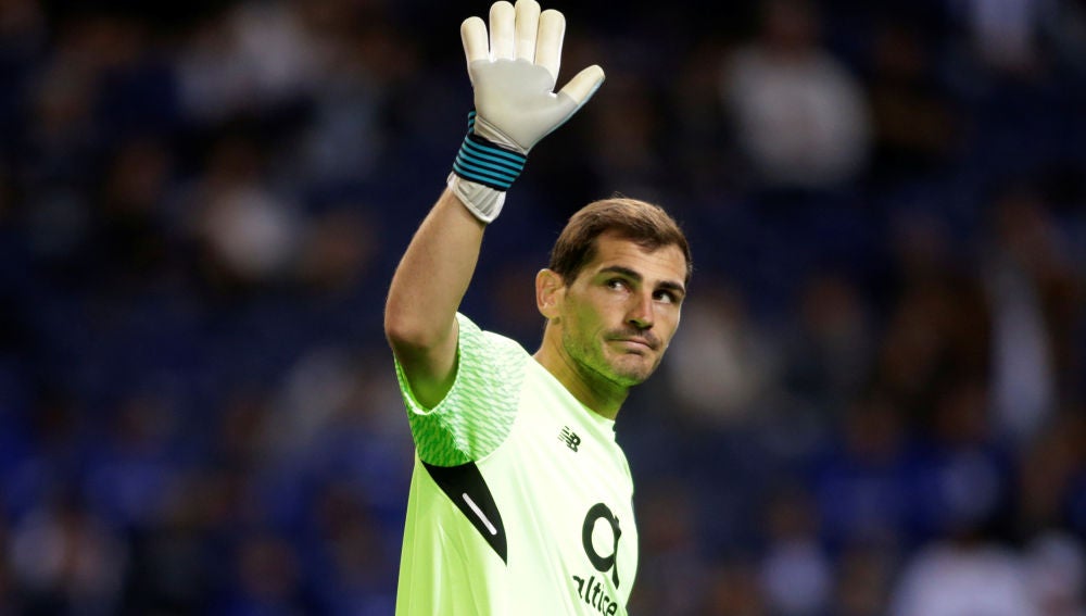 Casillas saluda a los aficionados