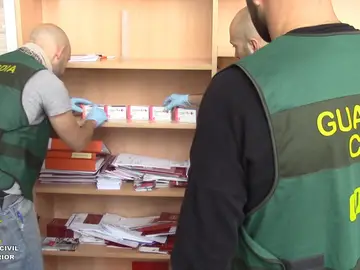 Fotografía de la operación facilitada por la Guardia Civil. Fotografía de la operación facilitada por la Guardia Civil.