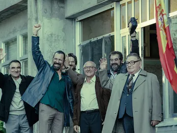 El pueblo celebra la vuelta a casa de los contrabandistas a la salida de comisaría El pueblo celebra la vuelta a casa de los contrabandistas a la salida de comisaría