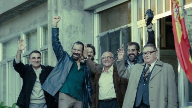 El pueblo celebra la vuelta a casa de los contrabandistas a la salida de comisaría