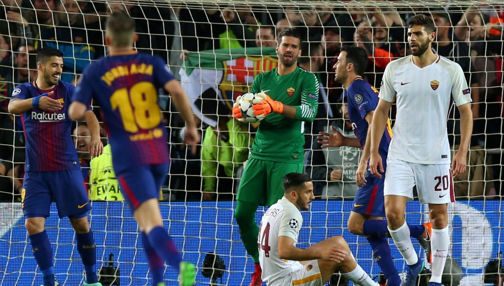 Los jugadores del Barcelona celebran un gol ante Alisson