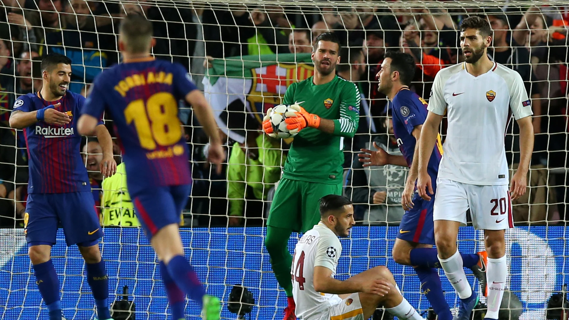 Los jugadores del Barcelona celebran un gol ante Alisson
