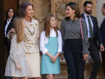 Doña Sofía junto a sus nietas y la reina Letizia Doña Sofía junto a sus nietas y la reina Letizia