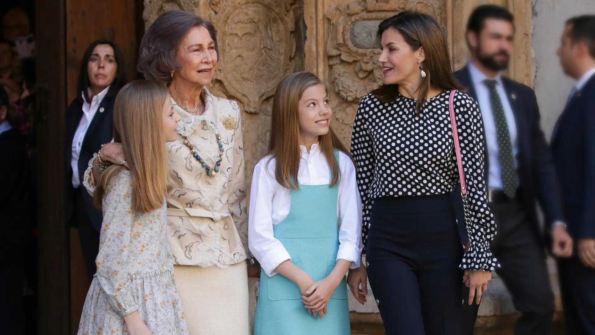 Doña Sofía junto a sus nietas y la reina Letizia 