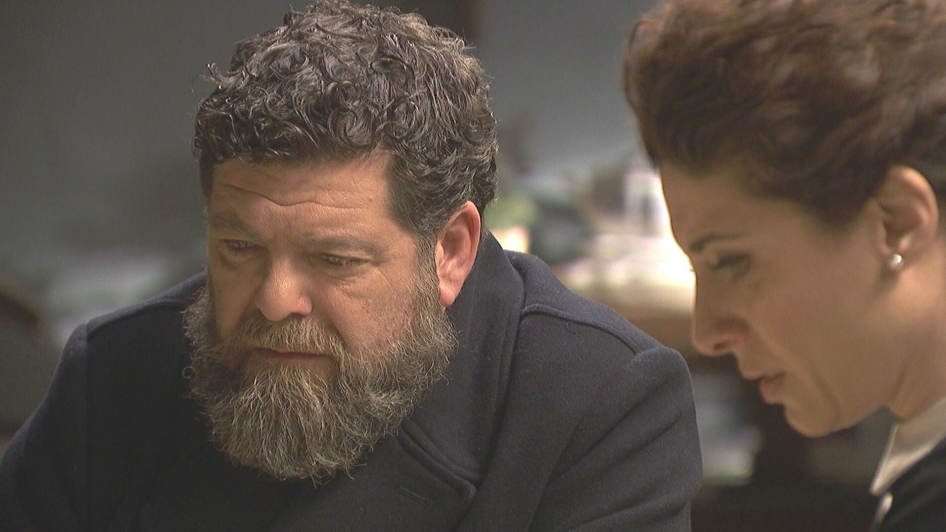 Mauricio debe proteger a Fe de un peligro inminente