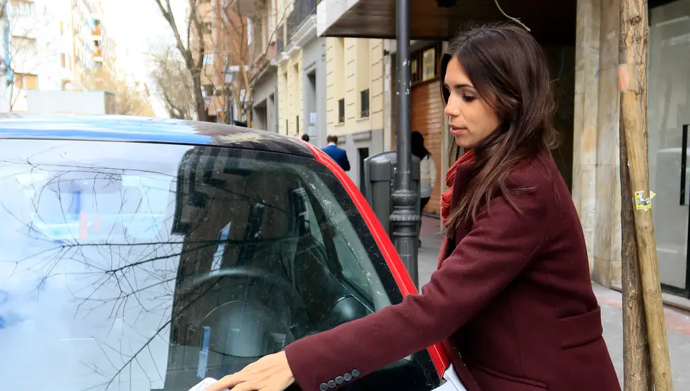 Elena Furiase se encuentra con una multa en su coche