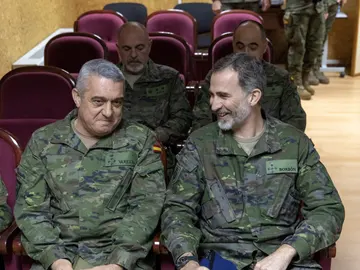 El Rey Felipe VI conversa con el Jefe de Estado Mayor del Ejército de Tierra El Rey Felipe VI conversa con el Jefe de Estado Mayor del Ejército de Tierra