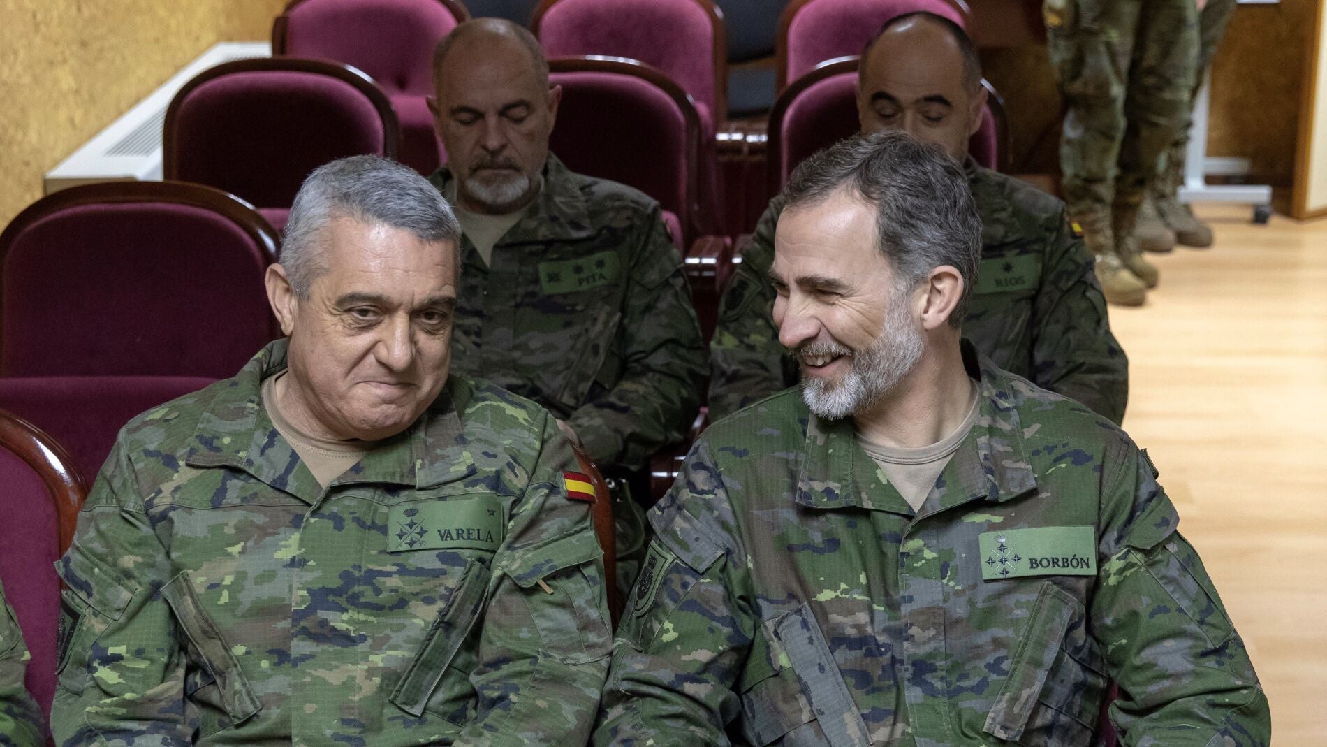 El Rey Felipe VI conversa con el Jefe de Estado Mayor del Ej&eacute;rcito de Tierra