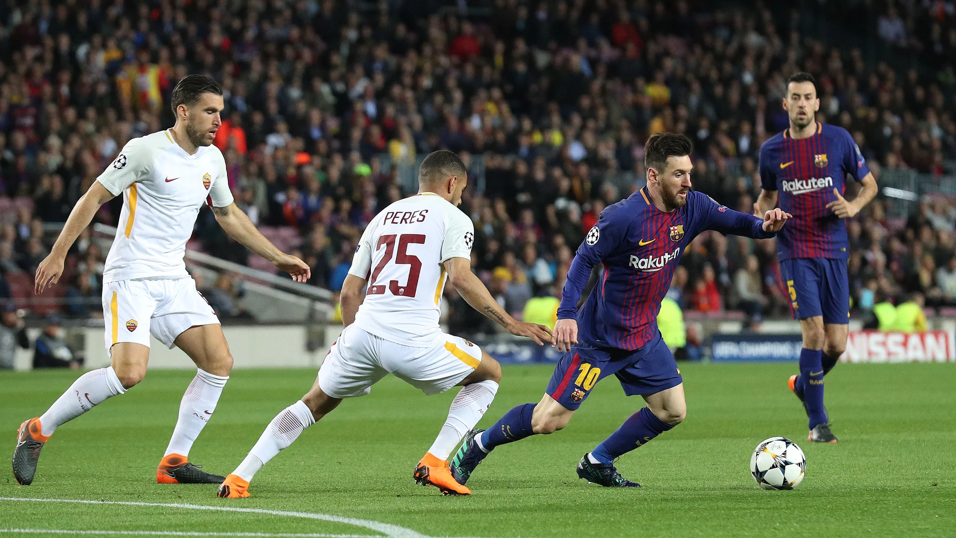 Leo Messi, en acción ante la defensa de la Roma