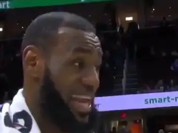 LeBron James habla a pie de pista LeBron James habla a pie de pista