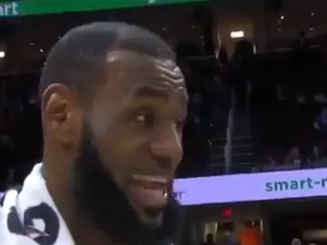 LeBron James habla a pie de pista LeBron James habla a pie de pista