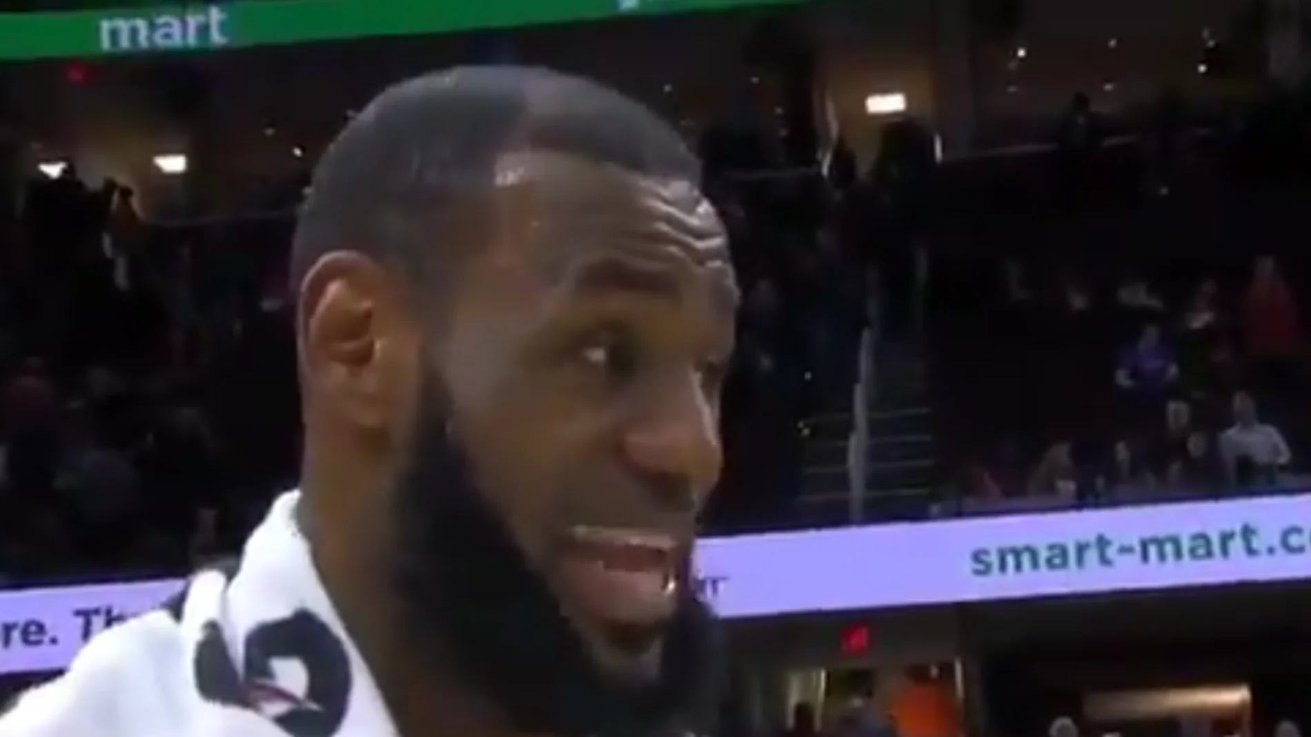 LeBron James habla a pie de pista LeBron James habla a pie de pista