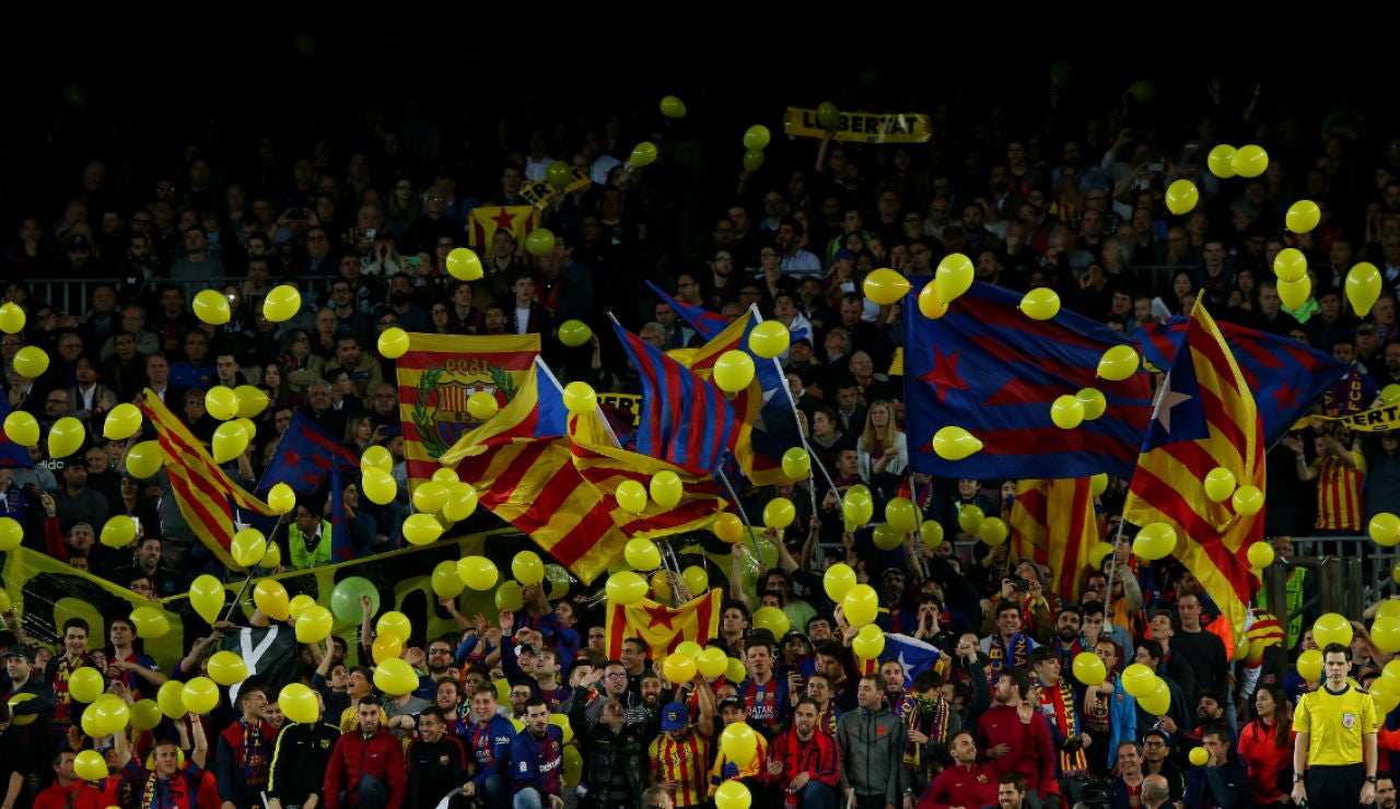 Globos amarillos y esteladas en el Camp Nou Globos amarillos y esteladas en el Camp Nou