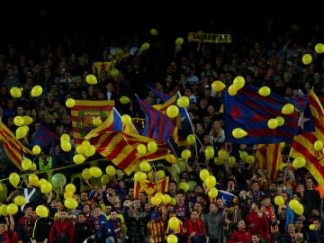 Globos amarillos y esteladas en el Camp Nou