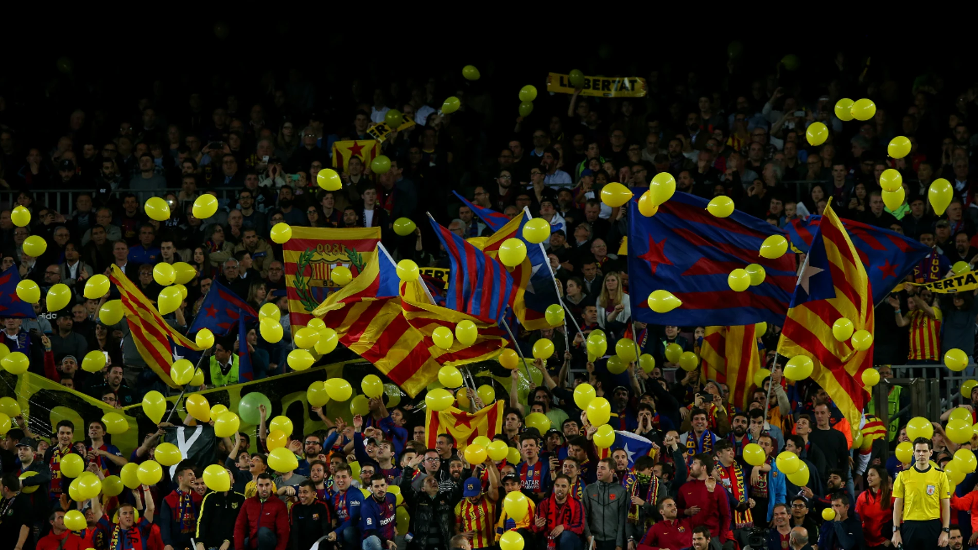Globos amarillos y esteladas en el Camp Nou