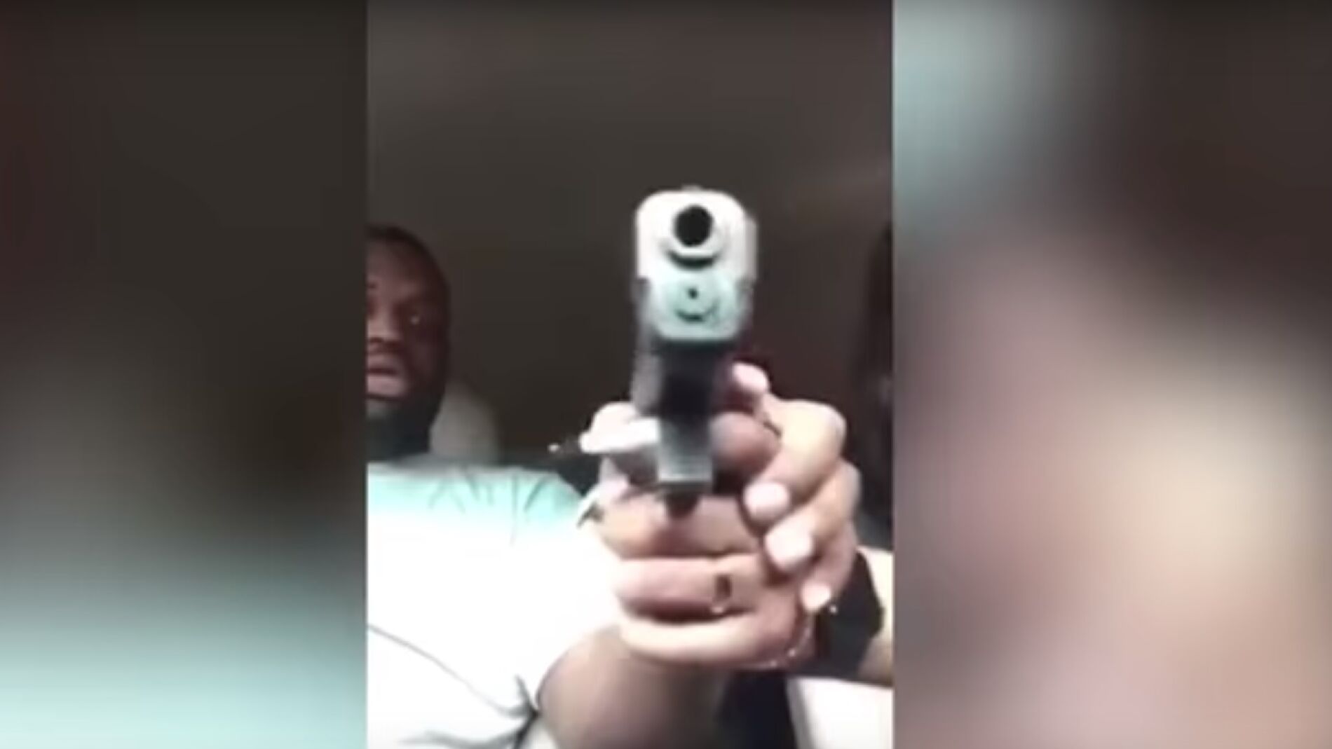 La mujer con la pistola en las manos