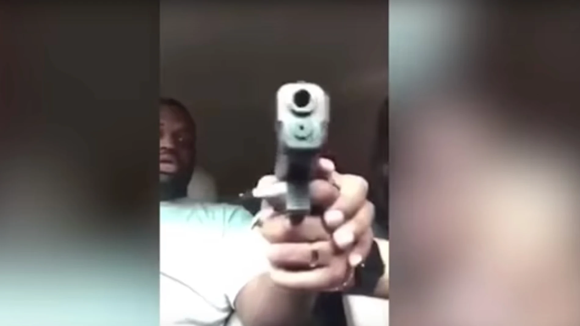 La mujer con la pistola en las manos La mujer con la pistola en las manos