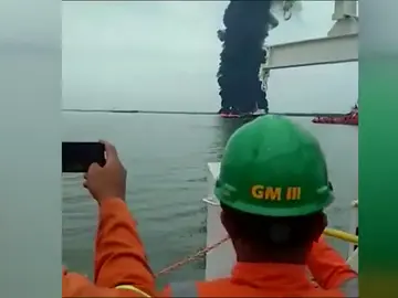 Al menos cuatro muertos por un incendio en una refinería en Indonesia Al menos cuatro muertos por un incendio en una refinería en Indonesia