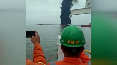 Al menos cuatro muertos por un incendio en una refinería en Indonesia