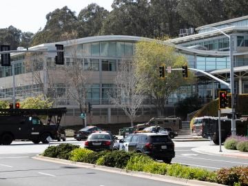 Policías vigilan los alrededores de la sede de YouTube en San Bruno, California, EE. UU.