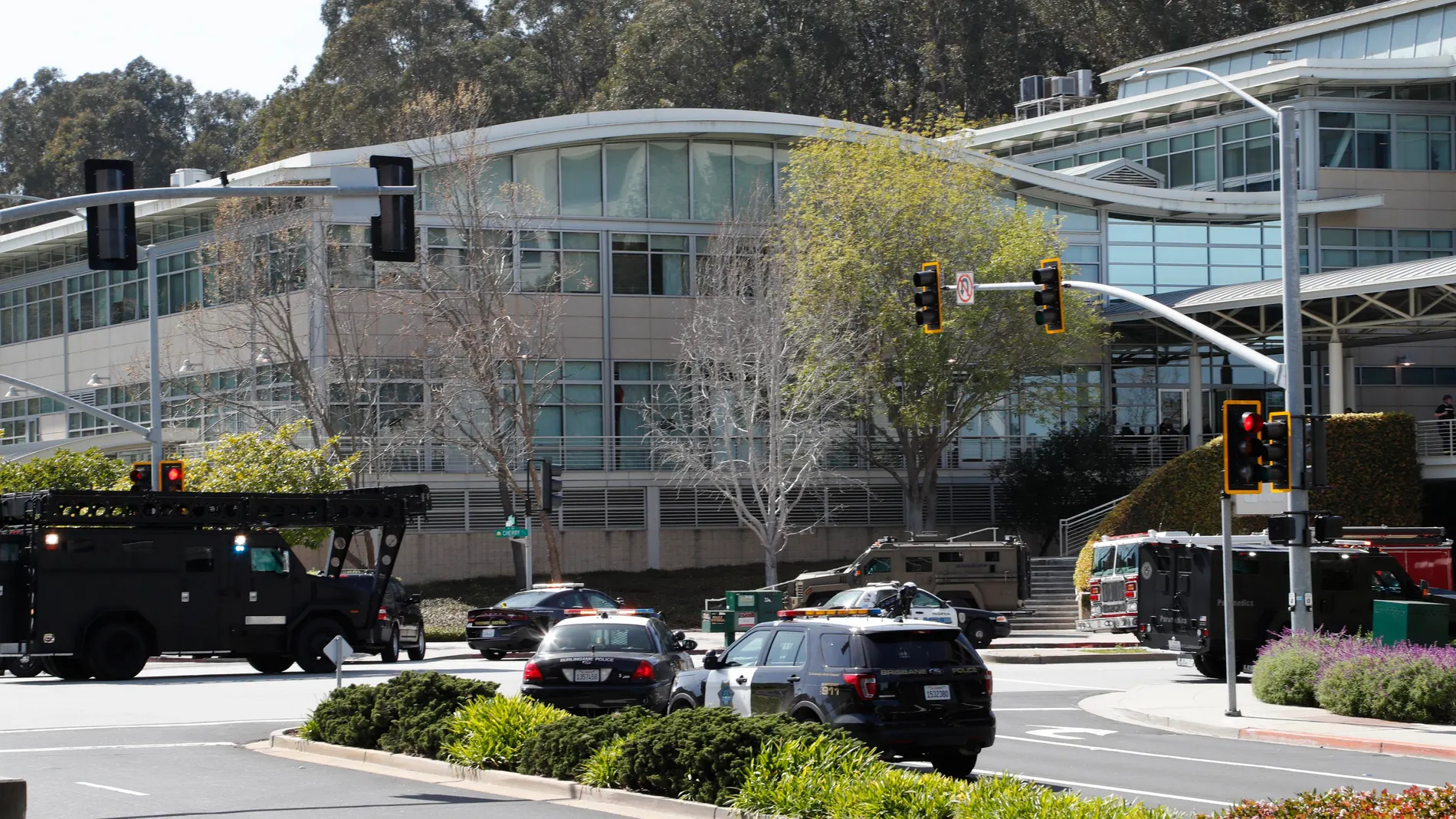 Policías vigilan los alrededores de la sede de YouTube en San Bruno, California, EE. UU. Policías vigilan los alrededores de la sede de YouTube en San Bruno, California, EE. UU.