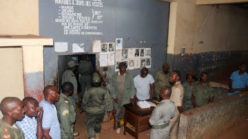  Las fuerzas de seguridad se ponen de pie durante la liberación de los activistas anglófonos en la prisión de Yaundé