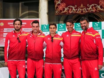 El equipo español de la Copa Davis posa tras el sorteo en Valencia