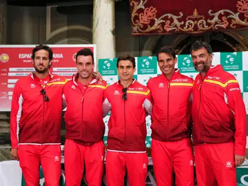 El equipo español de la Copa Davis posa tras el sorteo en Valencia El equipo español de la Copa Davis posa tras el sorteo en Valencia