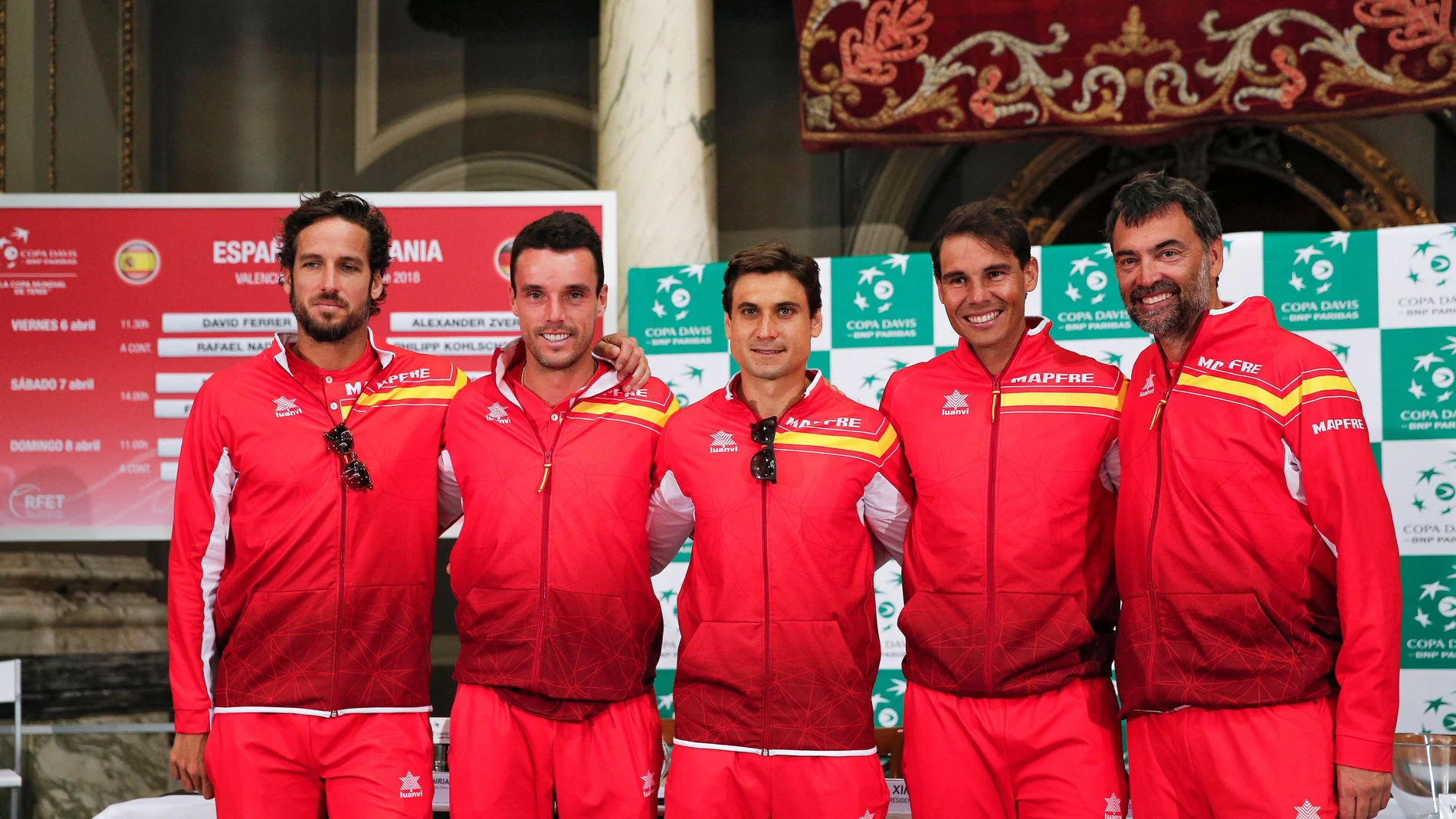 El equipo español de la Copa Davis posa tras el sorteo en Valencia El equipo español de la Copa Davis posa tras el sorteo en Valencia