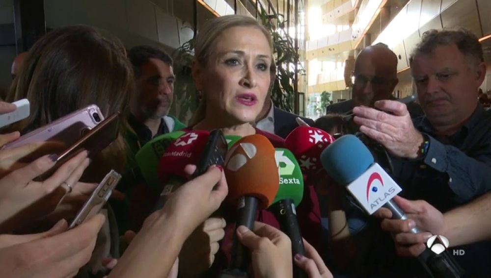 Cifuentes descarta que vaya a dimitir por la polémica de su máster y dice sentirse apoyada por el Partido Popular