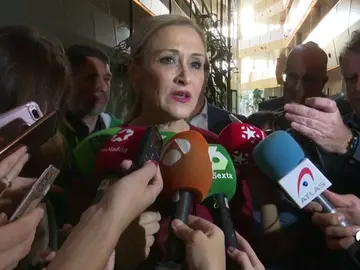Cifuentes descarta que vaya a dimitir por la polémica de su máster y dice sentirse apoyada por el Partido Popular Cifuentes descarta que vaya a dimitir por la polémica de su máster y dice sentirse apoyada por el Partido Popular