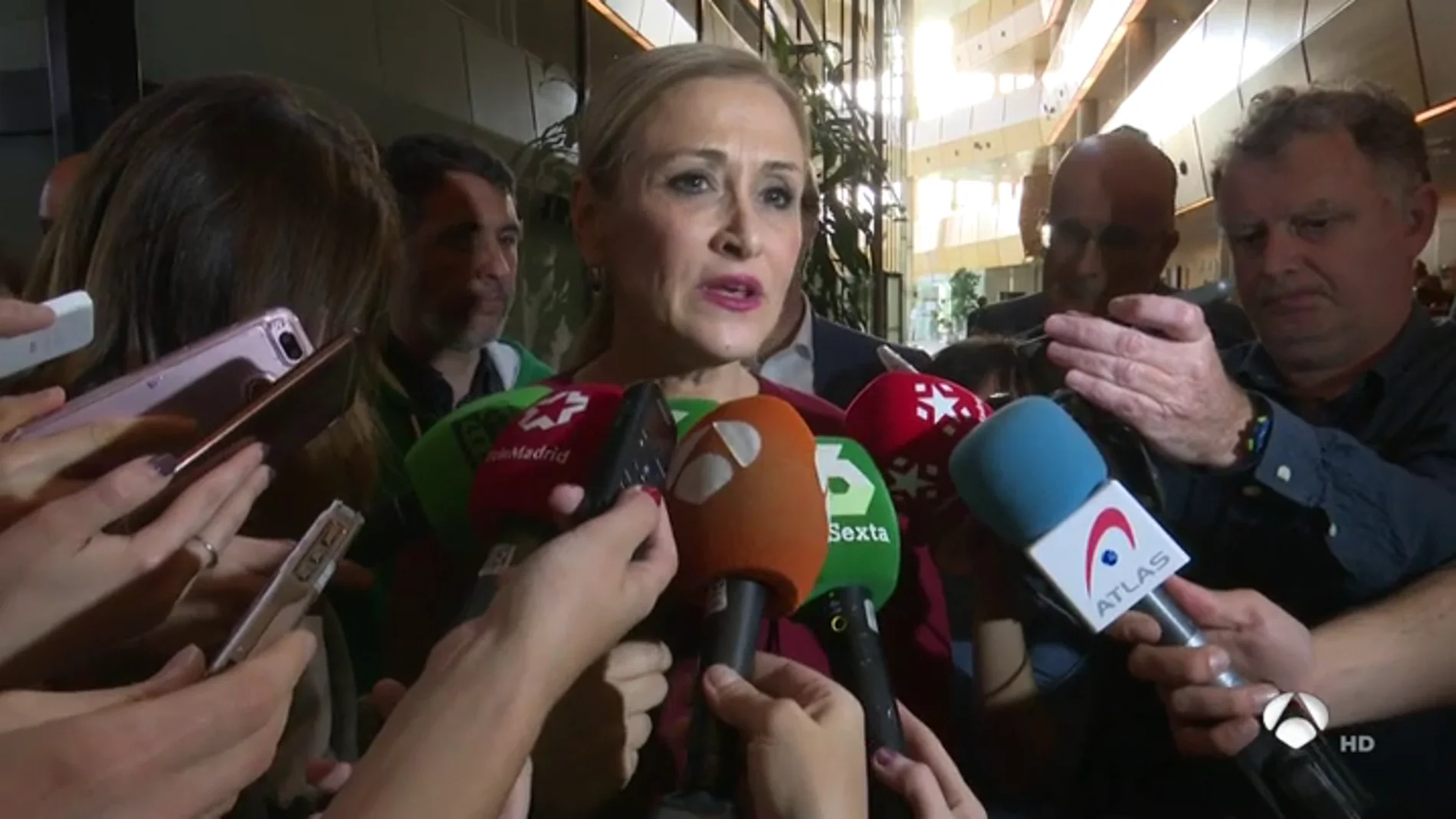 Cifuentes descarta que vaya a dimitir por la polémica de su máster y dice sentirse apoyada por el Partido Popular Cifuentes descarta que vaya a dimitir por la polémica de su máster y dice sentirse apoyada por el Partido Popular