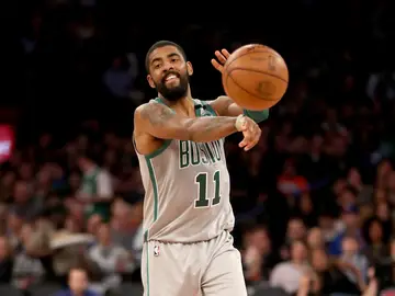 Irving pasa el balón durante un partido Irving pasa el balón durante un partido