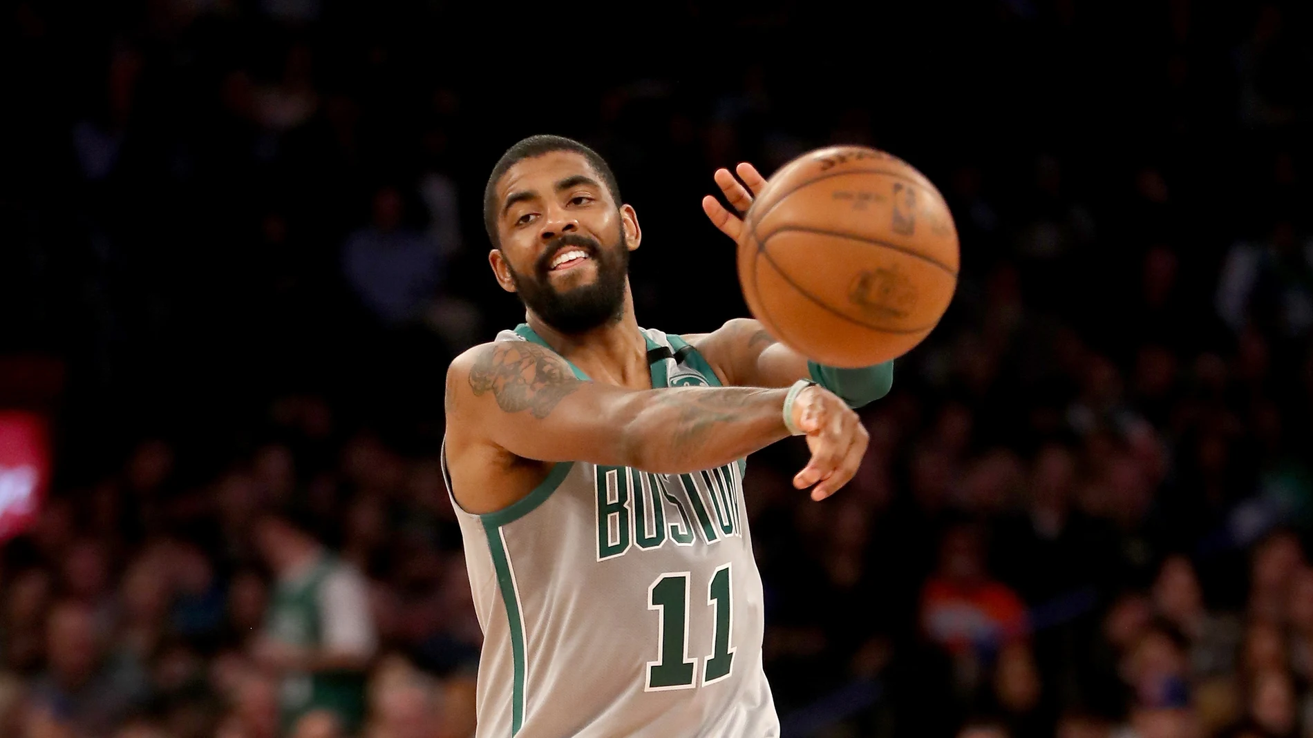 Irving pasa el balón durante un partido Irving pasa el balón durante un partido