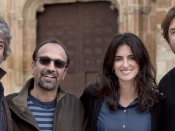 El reparto de 'Todos lo saben' junto a su director Asghar Farhadi