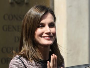 La Reina Letizia saluda a la salida de la Organización Médica Colegial,