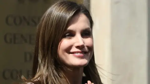 La Reina Letizia saluda a la salida de la Organización Médica Colegial, La Reina Letizia saluda a la salida de la Organización Médica Colegial,