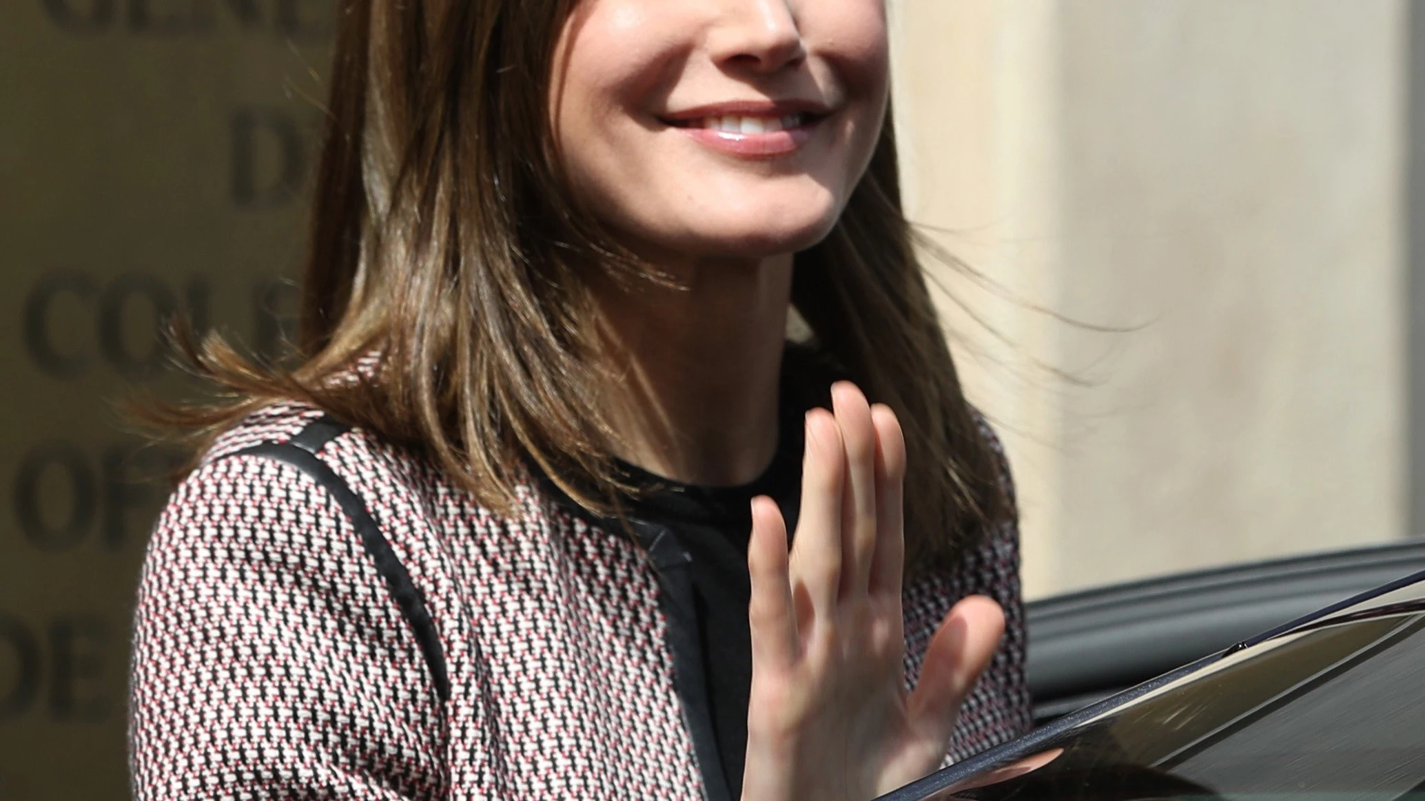 La Reina Letizia saluda a la salida de la Organización Médica Colegial, La Reina Letizia saluda a la salida de la Organización Médica Colegial,