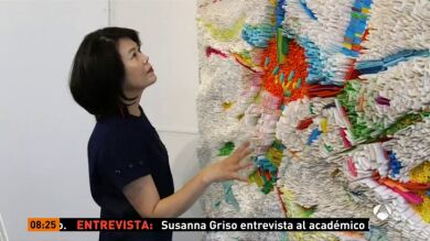 Inauguran en Londres una exposición de cuadros realizados con miles de rollos de 'papel de mora' 
