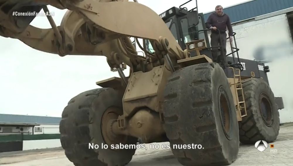 El poder de los narcos continúa: un amigo de Sito Miñanco intenta agredir con una excavadora a un equipo de Antena 3 Noticias