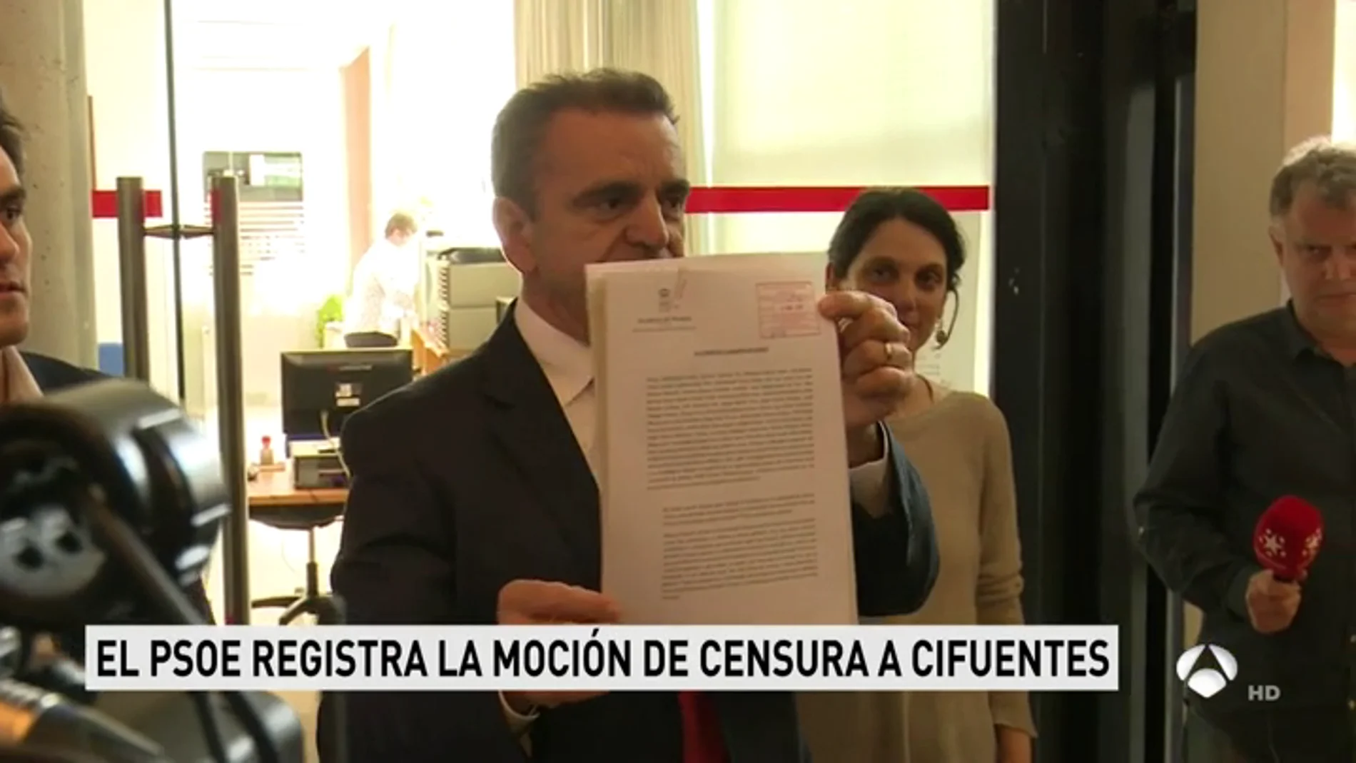 El PSOE registra la moción de censura contra Cristina Cifuentes al ver el "fraude más evidente" El PSOE registra la moción de censura contra Cristina Cifuentes al ver el "fraude más evidente"