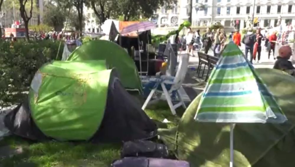 Acampada reivindicativa en la plaza de Cataluña en Barcelona
