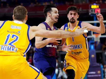 Heurtel entra a canasta ante la defensa del Khimki Heurtel entra a canasta ante la defensa del Khimki