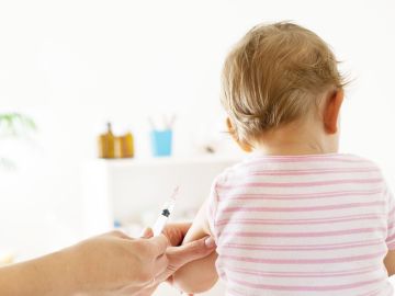 Bebé con una vacuna