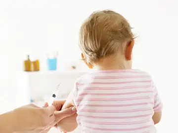 Bebé con una vacuna Bebé con una vacuna